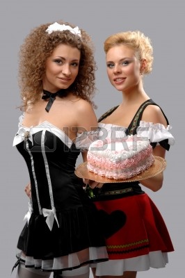 http://us.123rf.com/400wm/400/400/fotoluxstudio/fotoluxstudio1105/fotoluxstudio110500065/9621389-deux-jolie-serveuse-avec-un-gros-gateau-avec-creme.jpg