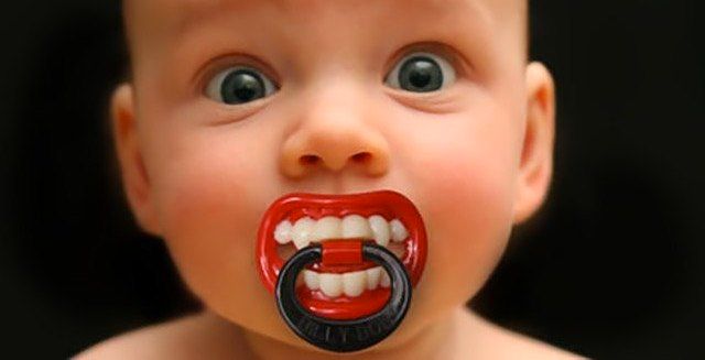 bebe-tetine-vampire.jpg