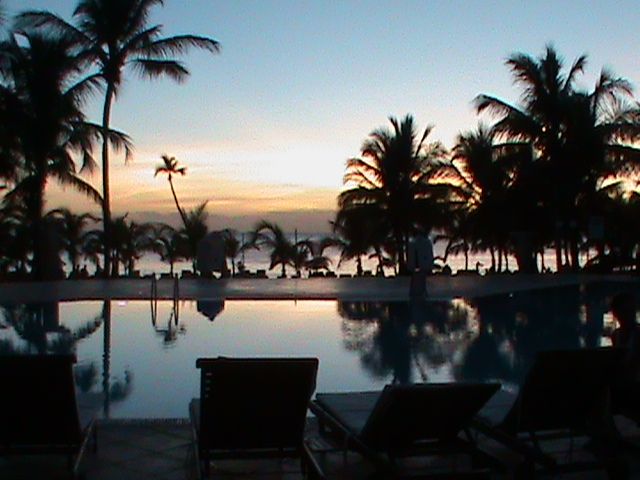 COUCHER SOLEIL SUR PISCINE.JPG