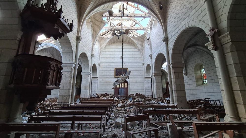 Le-clocher-de-l-eglise-de-Saint-Nicolas-de-Bourgueil-ainsi-qu-une-partie-du-toit-a-ete-emporte-par-une-tornade-ce-samedi-19-juin-2021-1051332.jpg