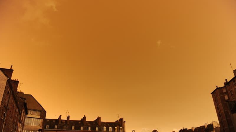 Un-ciel-orange-par-les-poussieres-de-sable-du-Sahara-a-Rennes-12-mars-2016-1369872.jpg